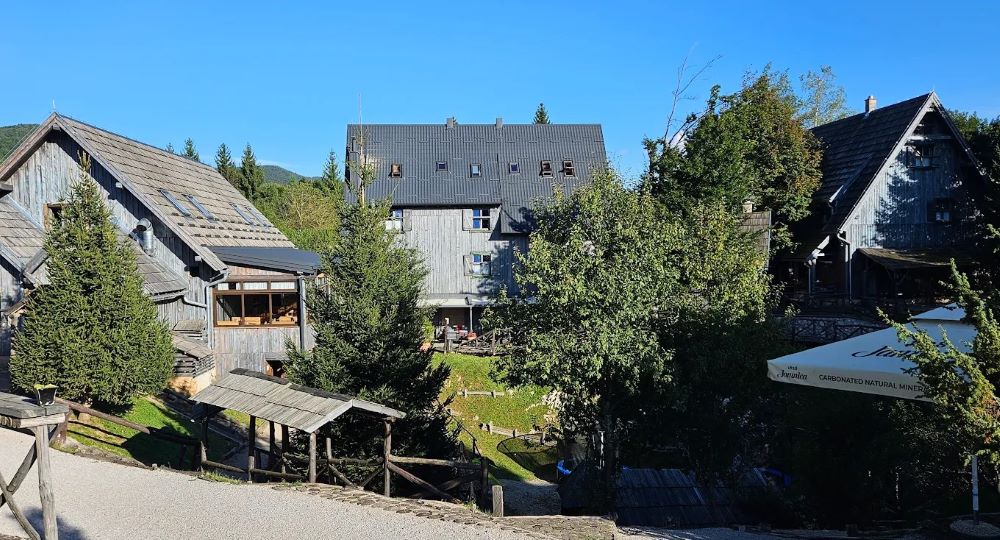 Ethno Houses Plitvice Lakes: Održivi Turizam i Punionice u Srcu Prirode